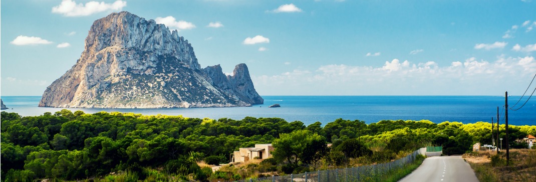 Die schöne Küste von Ibiza.